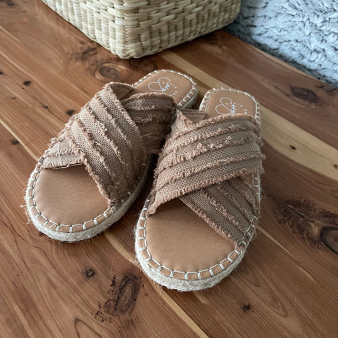 Marielle - stylowe klasyczne kapcie z eleganckimi detalami