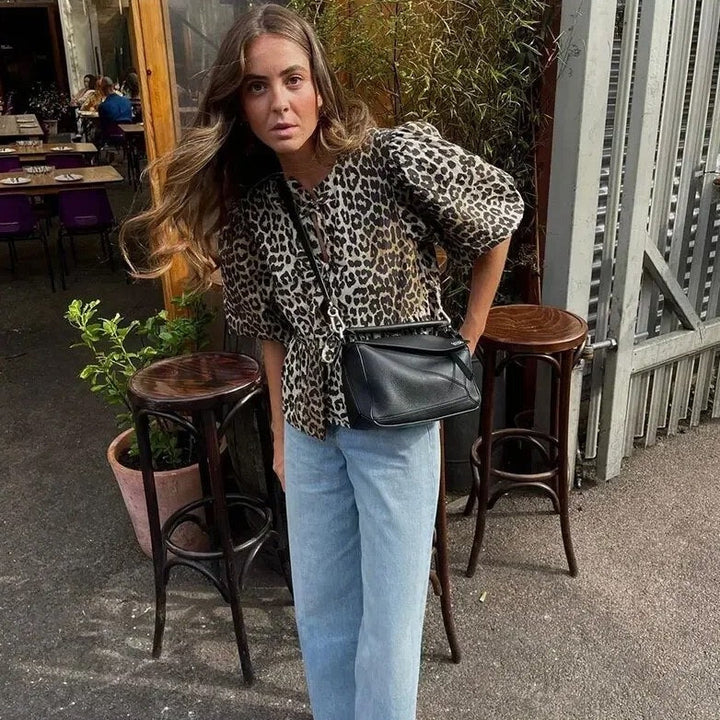 Bella - Modny damski top z kokardą i nadrukiem w panterkę