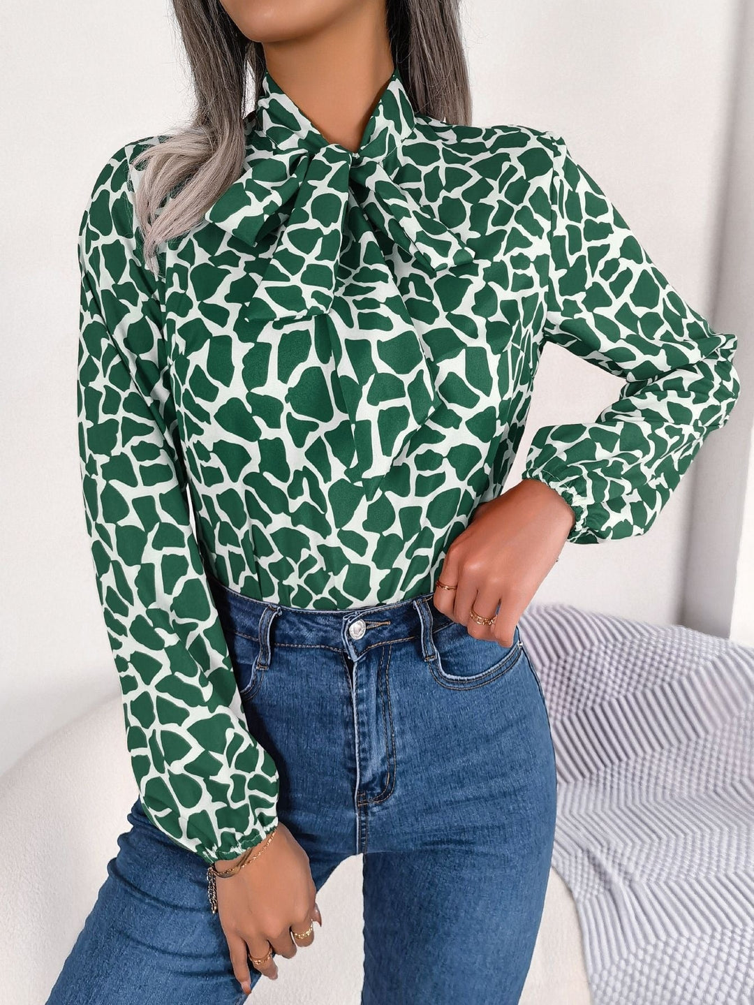 Millie - Elegancka zielono-biała bluzka z kokardą dla kobiet