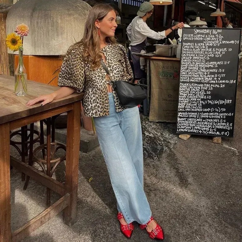 Bella - Modny damski top z kokardą i nadrukiem w panterkę