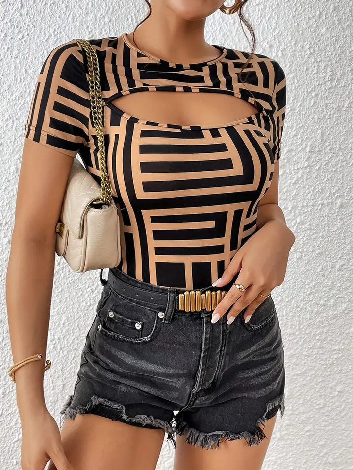 Livia - Stylowy letni T-shirt z modnymi wycięciami dla kobiet