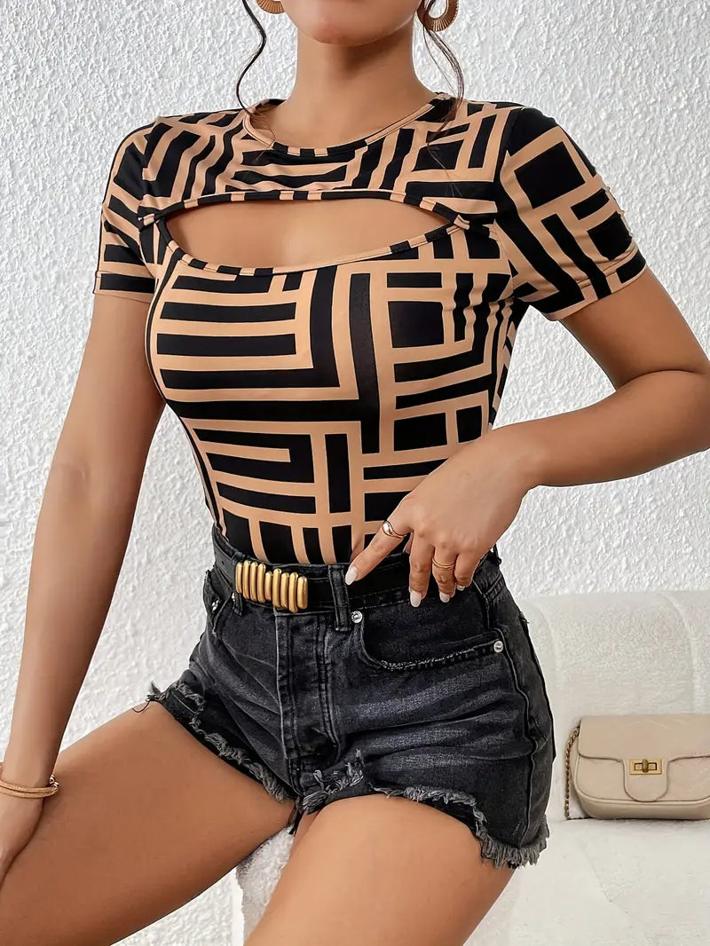 Livia - Stylowy letni T-shirt z modnymi wycięciami dla kobiet