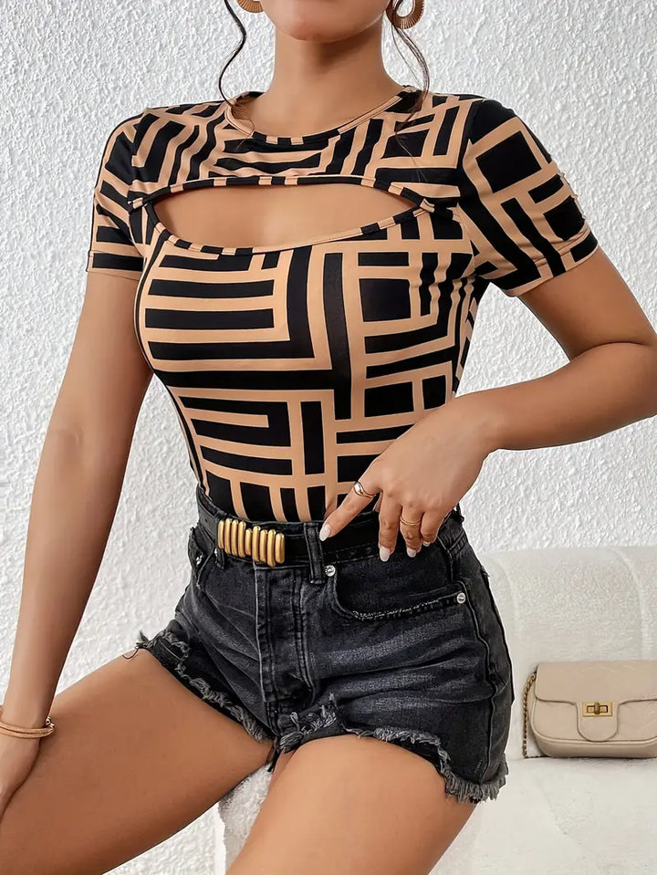 Livia - Stylowy letni T-shirt z modnymi wycięciami dla kobiet