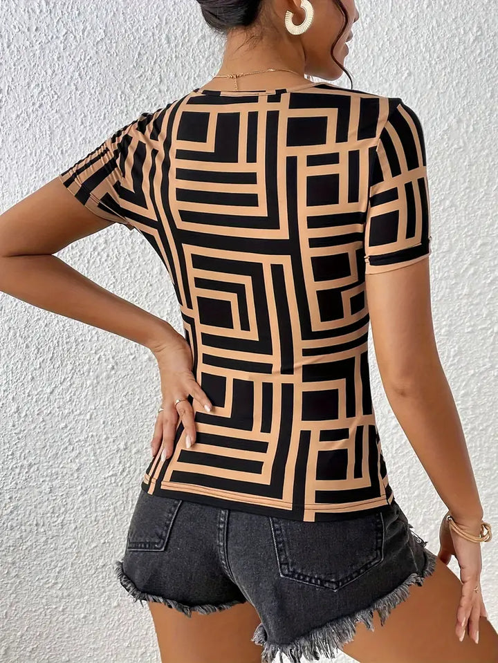 Livia - Stylowy letni T-shirt z modnymi wycięciami dla kobiet